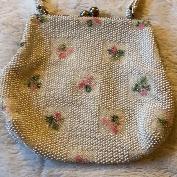 Vintage beaded small purse with handle and flower motifs. - Picture 5 of 6